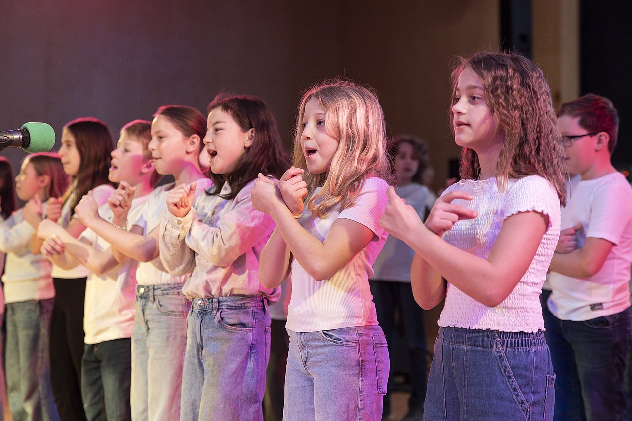 WienXtra, Musik aktiv-c-Carolina Frank-55 Mehrere Kinder singen gemeinsam ein Lied
