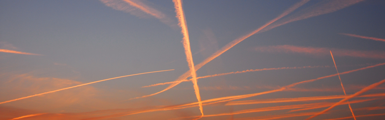 Kondenzstreifen von Flugzeugen am Himmel