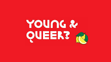 Weißer Schriftzug „Young & Queer?“ auf rotem Hintergrund, daneben eine gezeichnete Zitrone mit grünen Blättern und dem Schriftzug „Fresh.at"