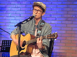 Junger Musiker auf der Bühne