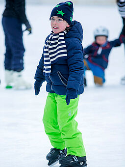 Kind beim Eislaufen