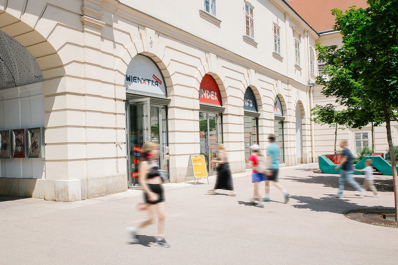 250614_MG_0104 Das Bild zeigt den Eingangsbereich der WIENXTRA-Kinderinfo im Fürstenhof des MuseumsQuartiers.