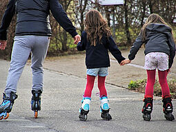 Roller skates Kinder fahren auf Rollschuhen