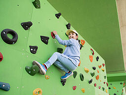 Bouldern Mädchen auf Boulderwand