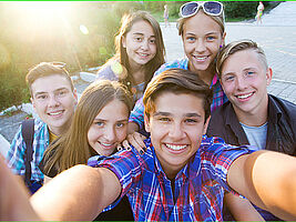 Teenis machen ein Selfie