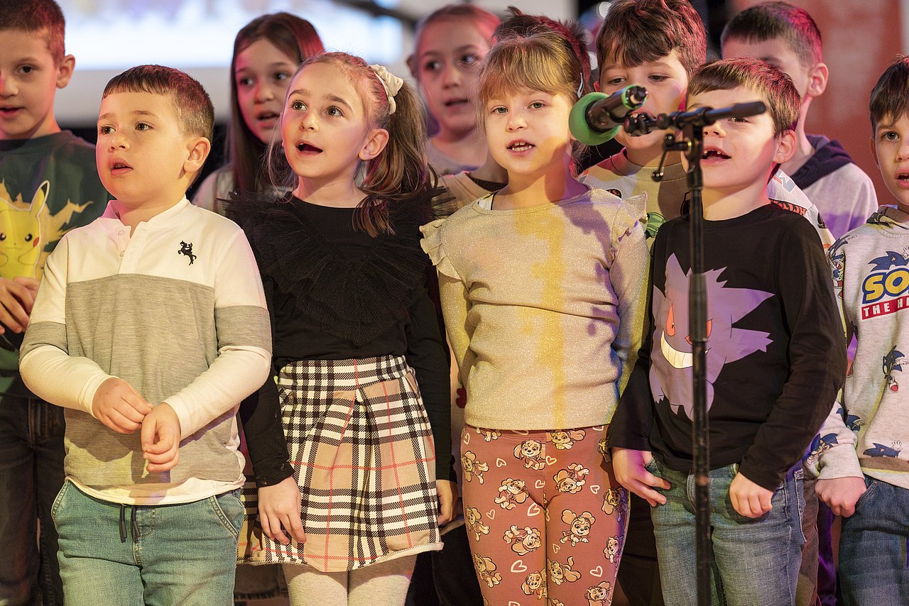 WienXtra, Musik aktiv-c-Carolina Frank-15 Kinder stehen vor einem Mikrofon und singen