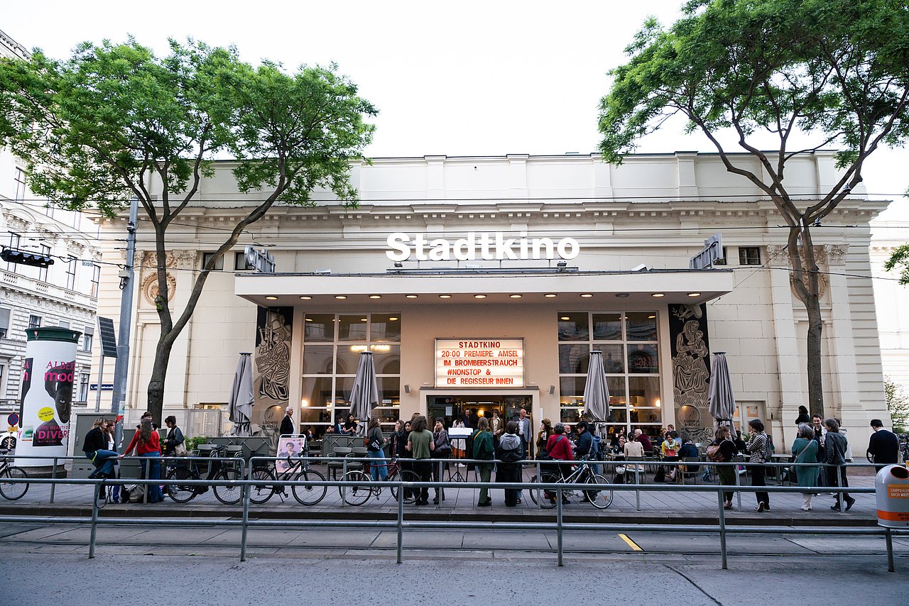 Ansicht auf das Stadtkino Wien, im Vordergrund ein paar Menschen