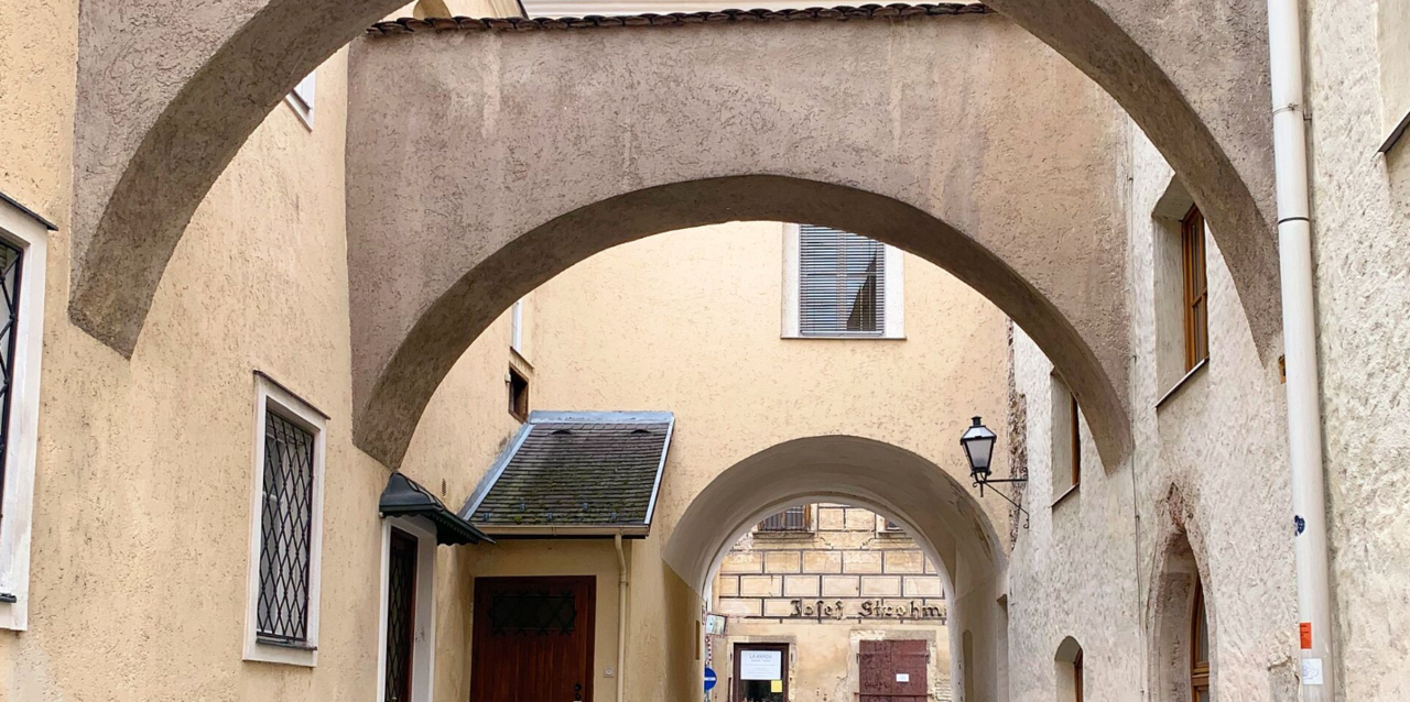 Ein Foto einer kleinen Gasse in Krems an der Donau