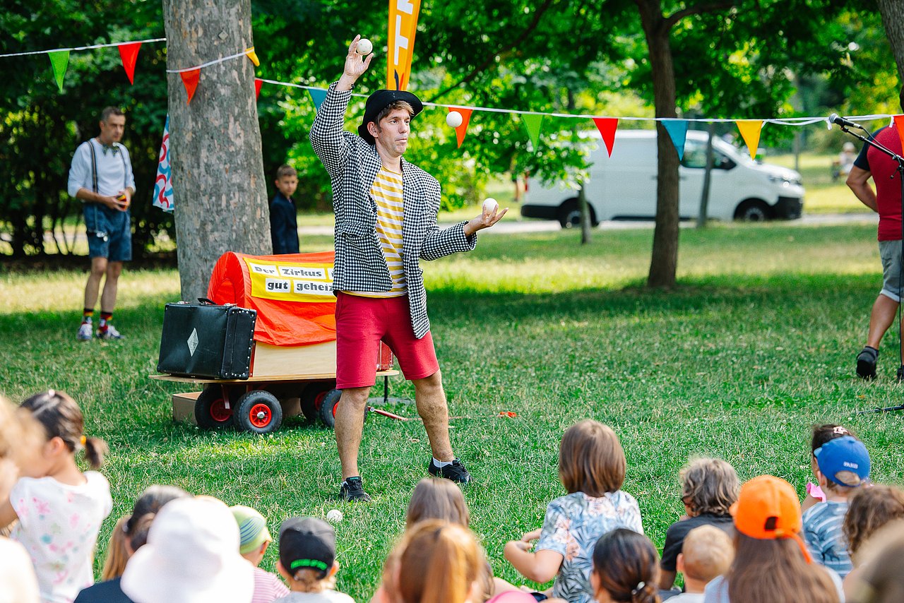 Hollis Grätzltour und Vorhang auf im Park