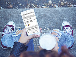 Jugendliche mit Smartphone