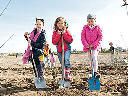 Kinder pflanzen Bäume beim Wald der jungen Wiener_innen