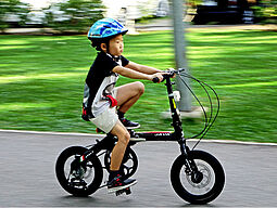 Kind beim Radfahren in der Stadt