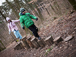 Kinder im Wald Winterwandern mit Kindern