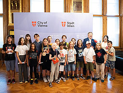 Kinderbürgermeister begrüßt Bürgermeister Ludwig in der Kinderstadt