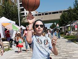 Sommerfest Mädchen balanciert Basketball auf Fingern.