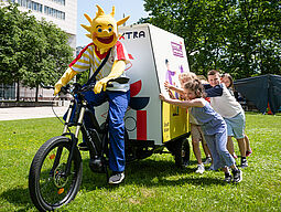 Holli mit Fahrrad und Kindern