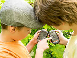 Jugendliche mit GPS Geräten