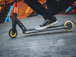 Füsse auf fahrendem Roller