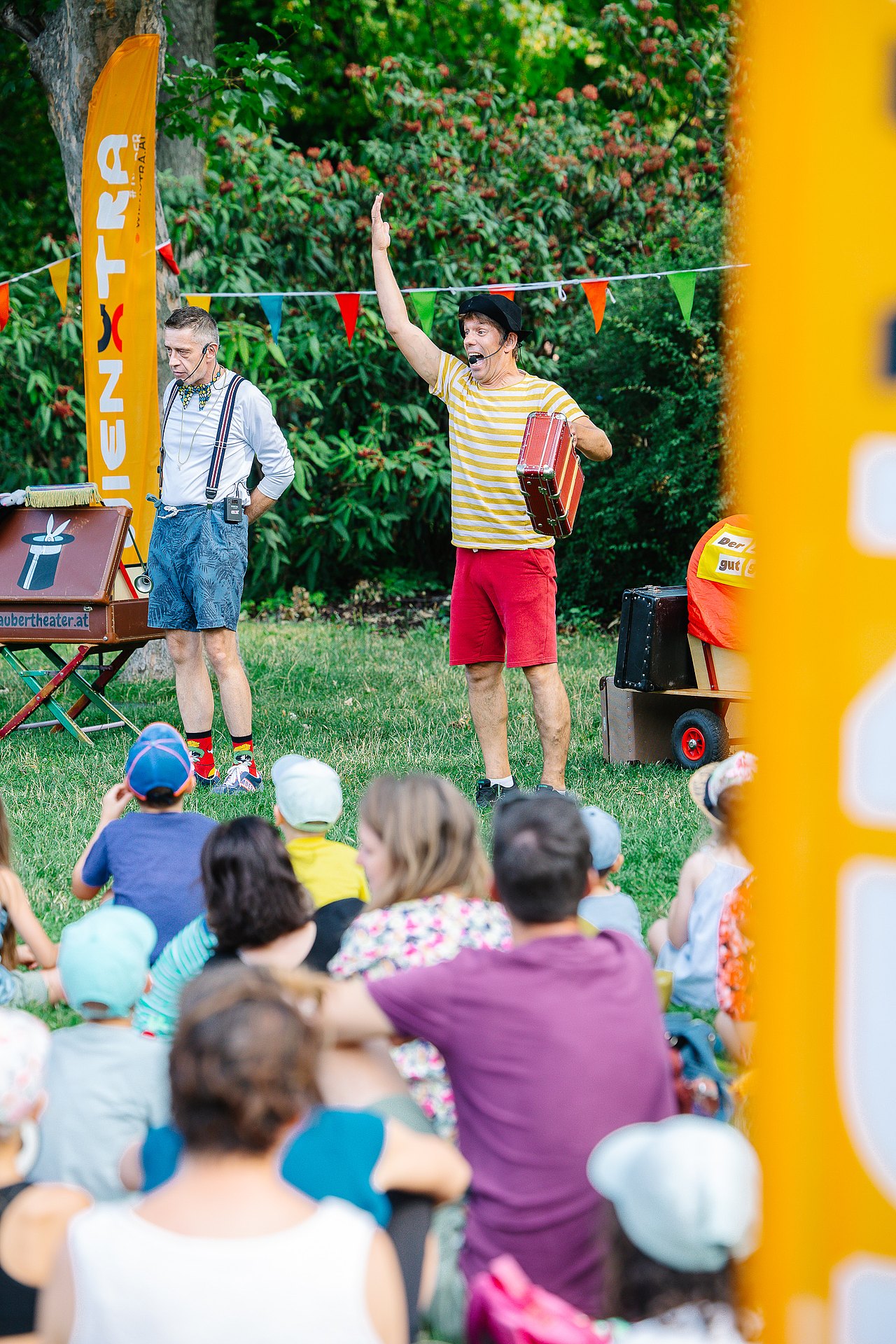 Hollis Grätzltour und Vorhang auf im Park