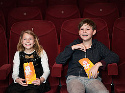 Zwei Kinder im Kino