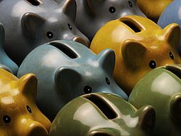 bunte Sparschweine neben einander