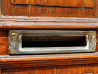 LetterBox Offener Briefschlitz in einer alten Tuer.