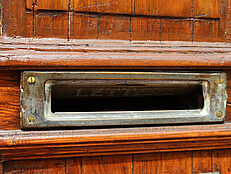 LetterBox Offener Briefschlitz in einer alten Tuer.