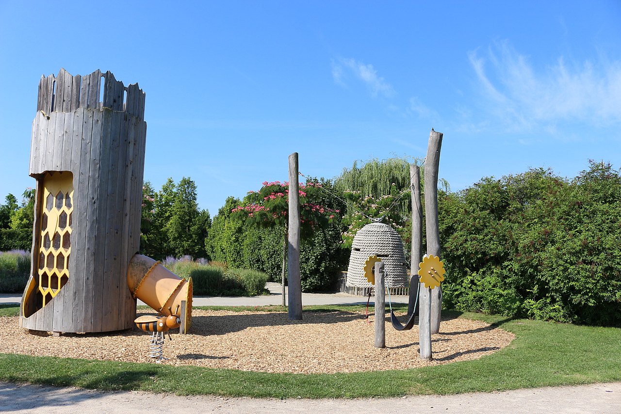 Spielplatz Blumengärten Hirschstetten Spielplatz mit Bienenwaben-Spielgerät