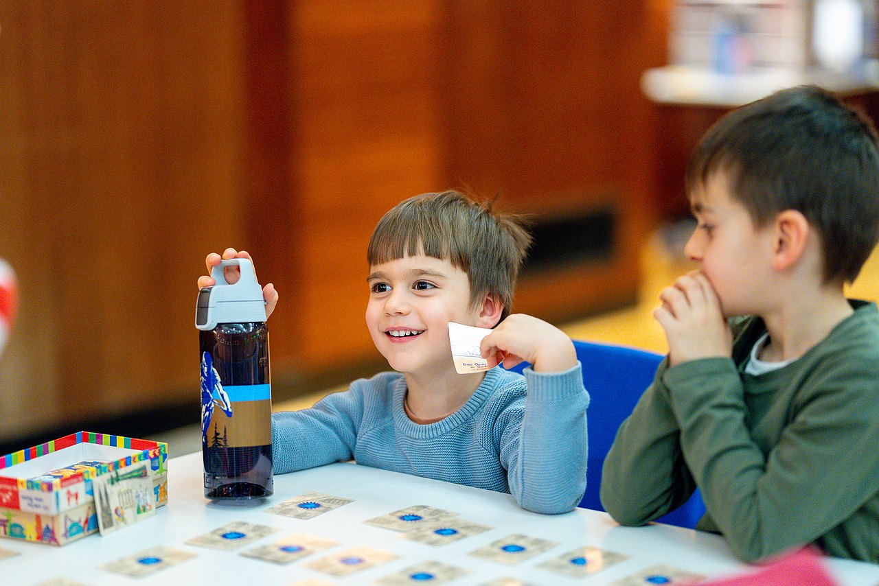 Kind Brettspiel Kind bei Tisch mit Brettspiel