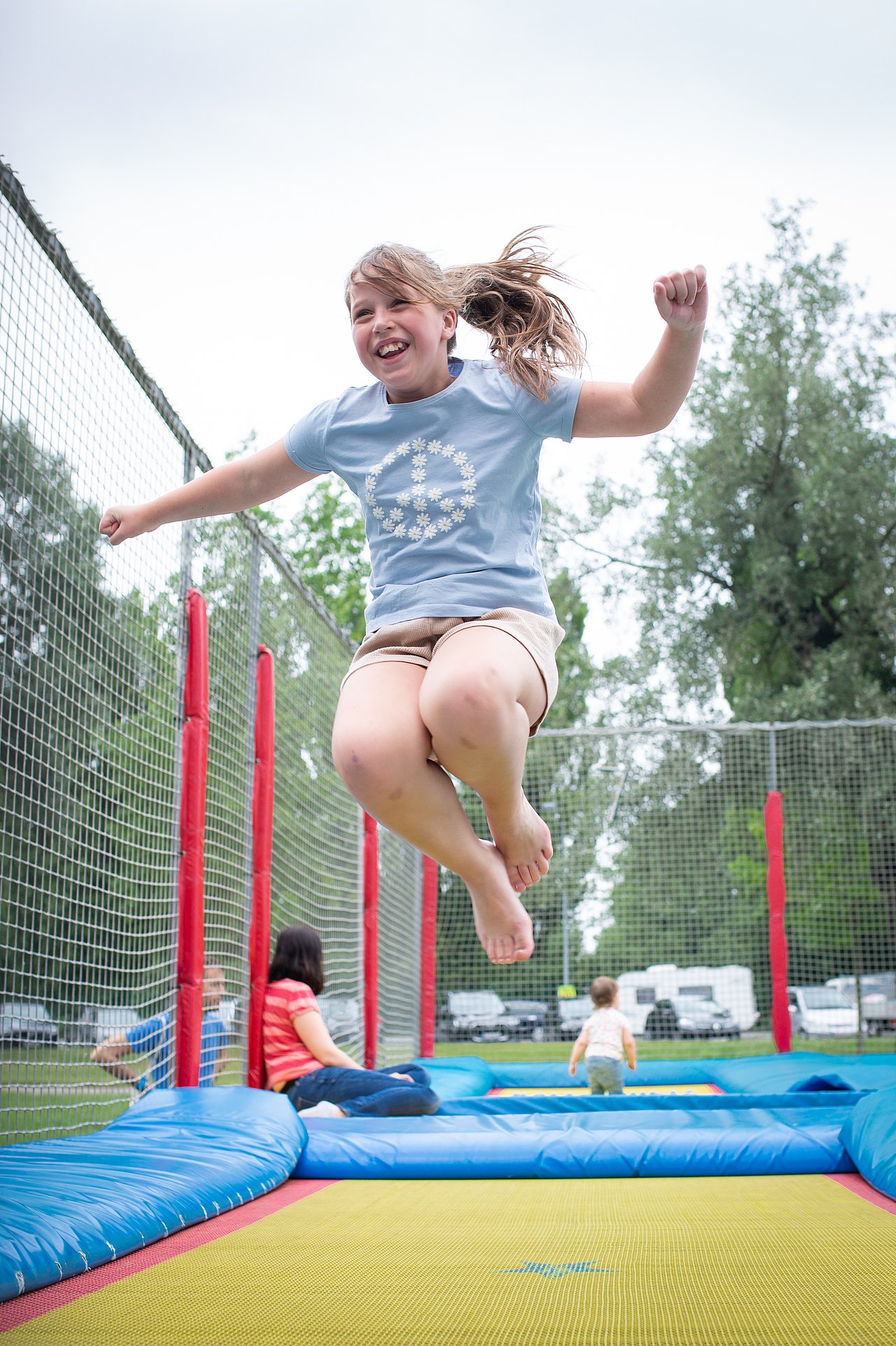 Mädchen springt am Trampolin