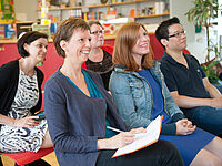 BesucherInnen beim Vortrag in der kinderinfo