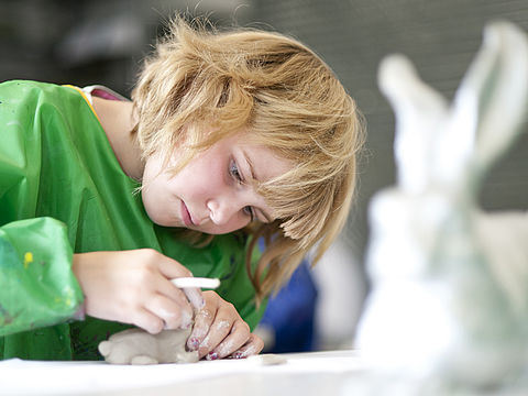 Maedchen Tonmodellieren Maedchen modelliert Ton