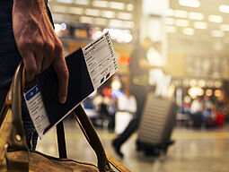 Eine Person hält einen Boarding Pass in der Hand