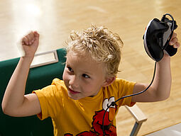 Bub mit Controller jubelt Bub mit Controller
