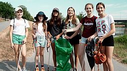 EAW 2022 Müllaufräumaktion einer Schulklasse bei Ehrenamtswoche auf der Donauinsel.