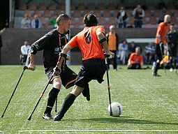 Behintertensport Fußballspielen mit einem Bein