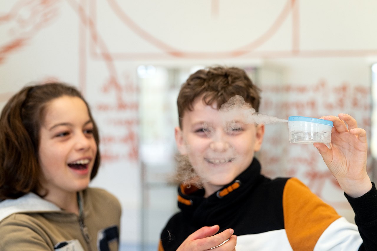 Experimentieren 2 Kinder experimentieren
