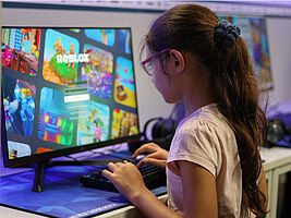 Maedchen spielt ein Computerspiel