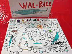 Zu sehen ist ein Brettspiel, das in der Spiele-Werkstatt erfunden wurde. Es trägt den Titel Wal-Ball.