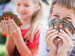 Kinder spielen Karten