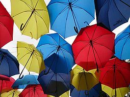 Bunte Regenschirme