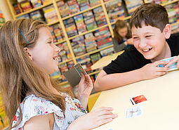 Kinder spielen Karten