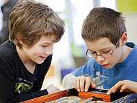 Buben spielen Kakerlakak Buben spielen Kakerlakak