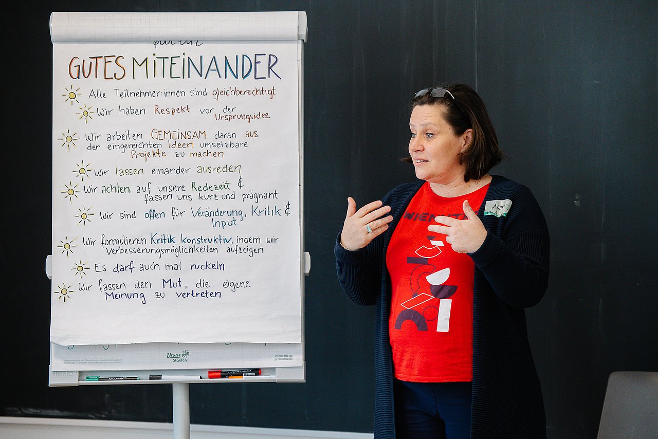 Junges Wien Workshop-Leitung spricht über Gutes Miteinander