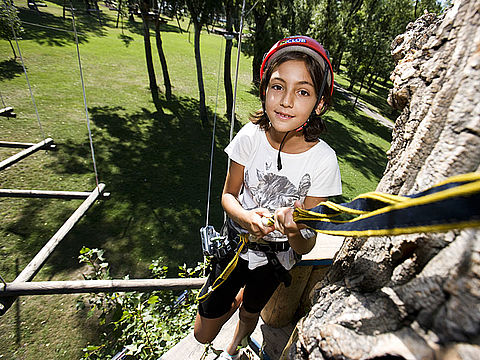 Mädchen im Hochseilklettergarten Mädchen im Hochseilklettergarten