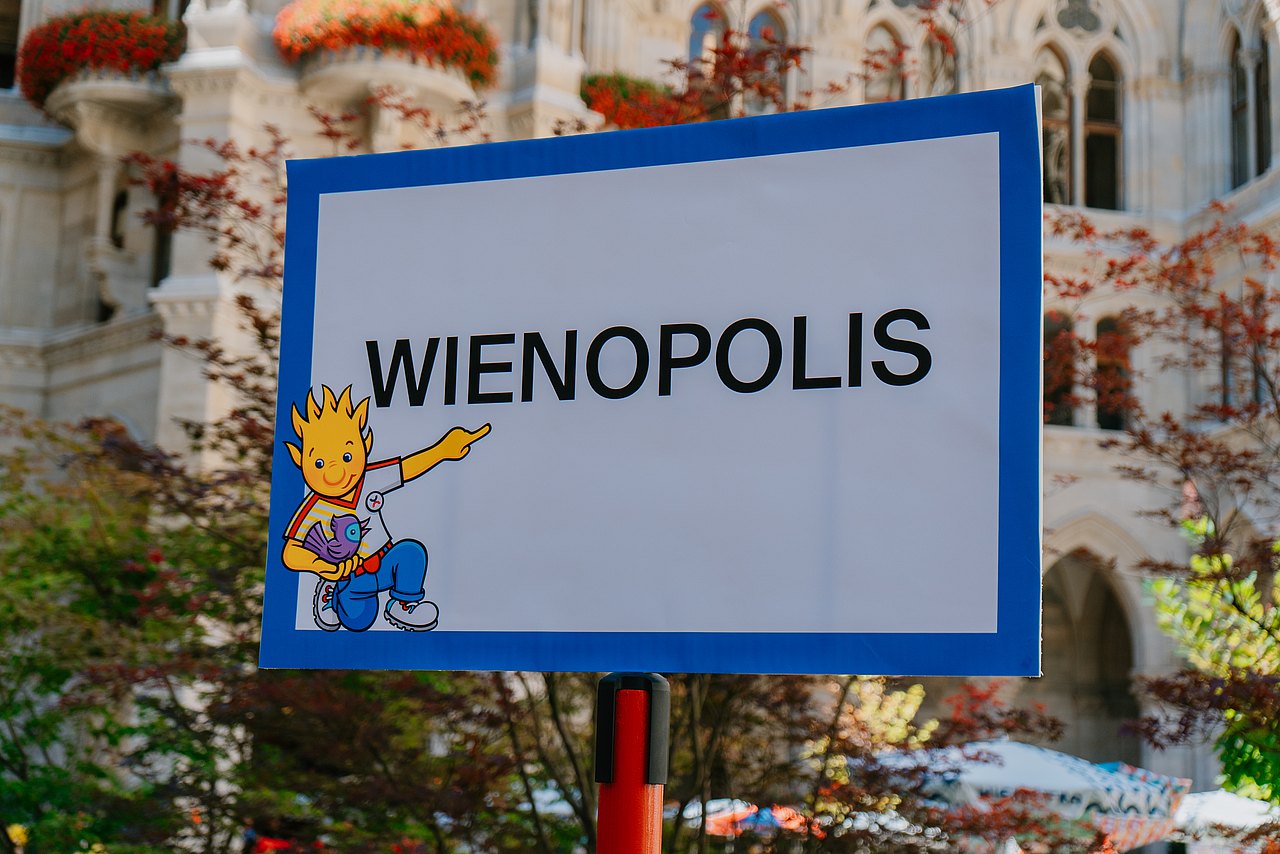 WIENXTRA_Kajetan_Koren_WIENOPOLIS_19082025_013 Stadtschild von Wienopolis