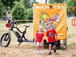 WIENXTRA Kinder vor Fahrrad