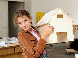 Kind mit kleinem Spielhaus