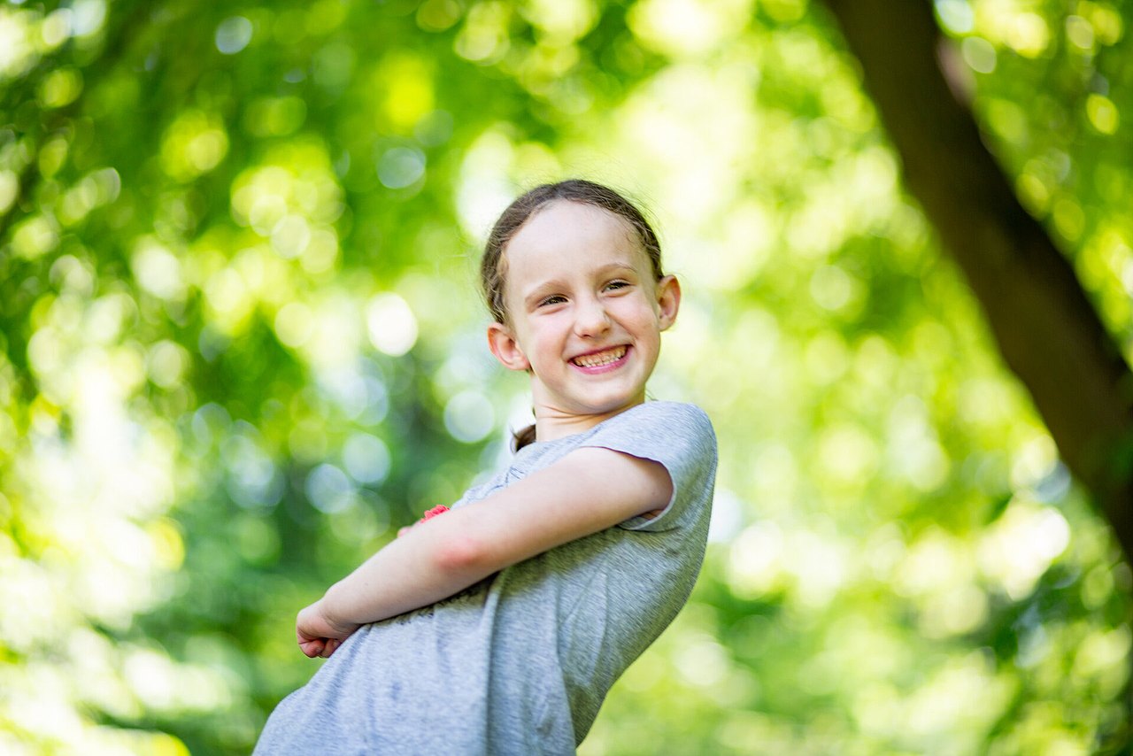 Kind im Wald Kind glücklich im Wald