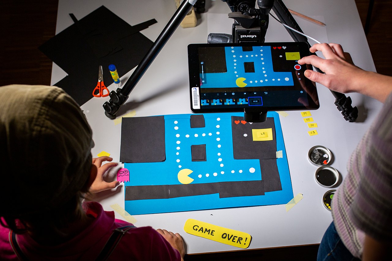 _Q4A5625_XLargeJPG Zwei Jugendliche erstellen eine Stop-Motion-Animation mit ausgeschnittenem Papier und einem iPad.